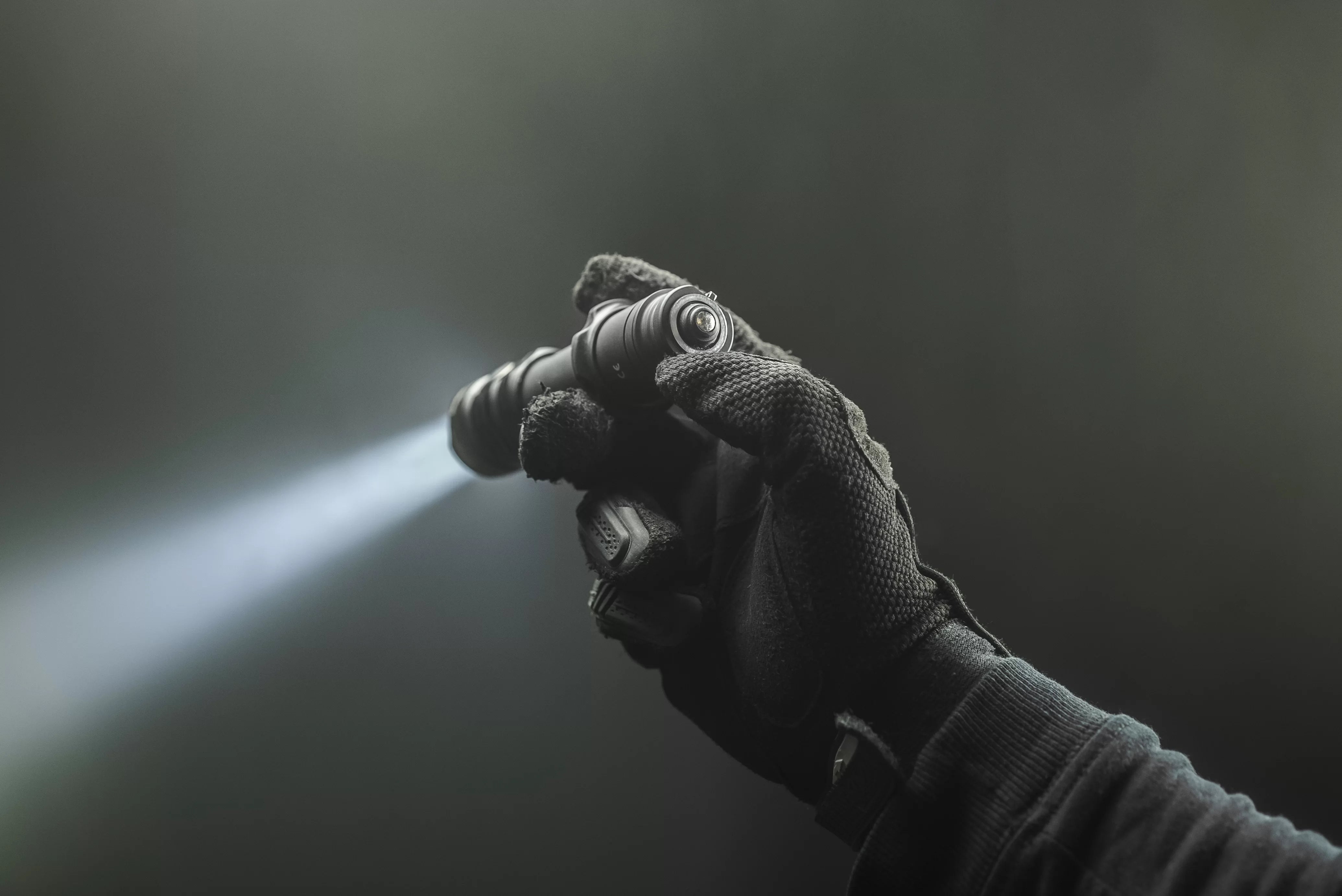 สวิตช์ไฟฉาย  หัวใจของความเสถียรที่คนเล่นไฟฉายมองข้าม (แต่สำคัญที่สุด)