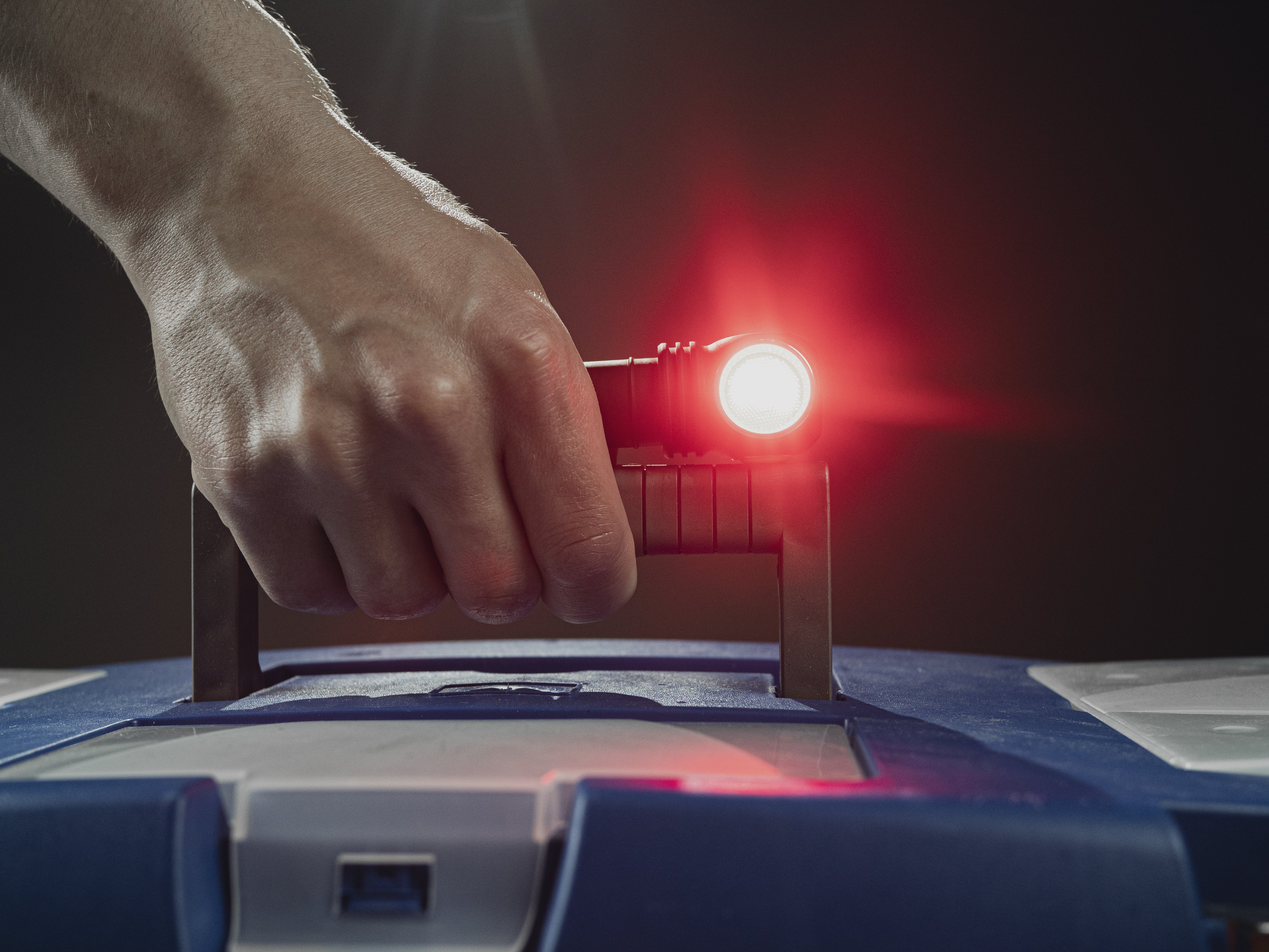 ทำไมแสงสีแดงจึงสำคัญต่อการปฏิบัติงานในที่มืด