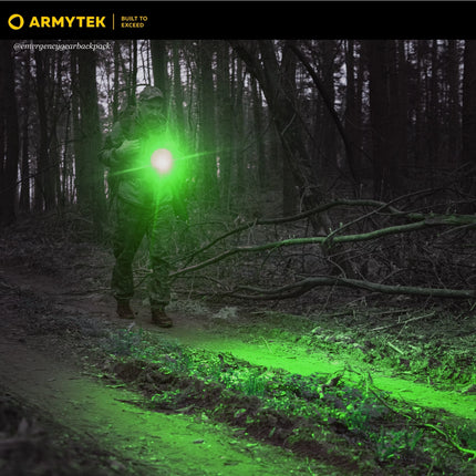 แสงเขียวจาก Armytek C2 WG ส่องพื้นที่ป่าในเวลากลางคืน