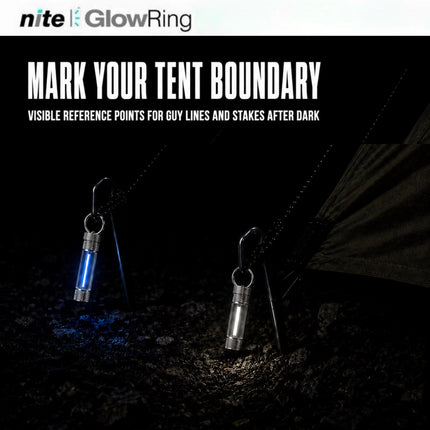 Firefly MegaGlow สี Ice Blue และสีขาวติดจุดยึดเชือกเต็นท์ในพื้นที่มืด